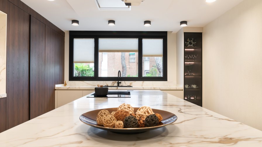 Cocina contemporánea en madera oscura y mármol: elegancia, contraste y sofisticación
