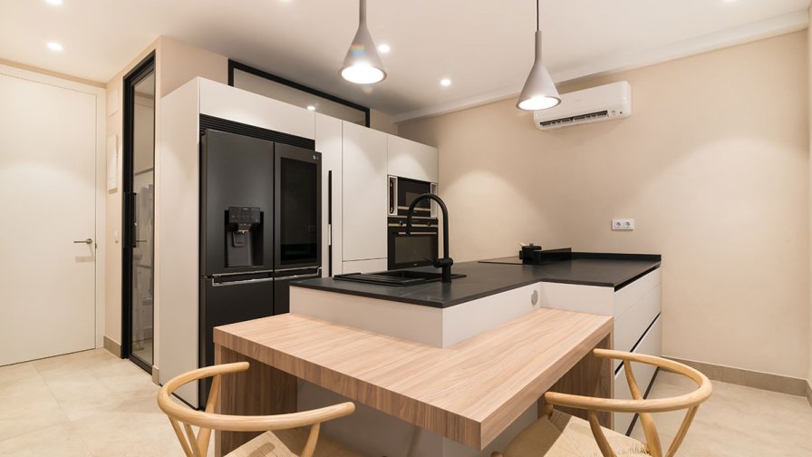 Cocina Gris Bruma con hornacina, vitrinas e isla 