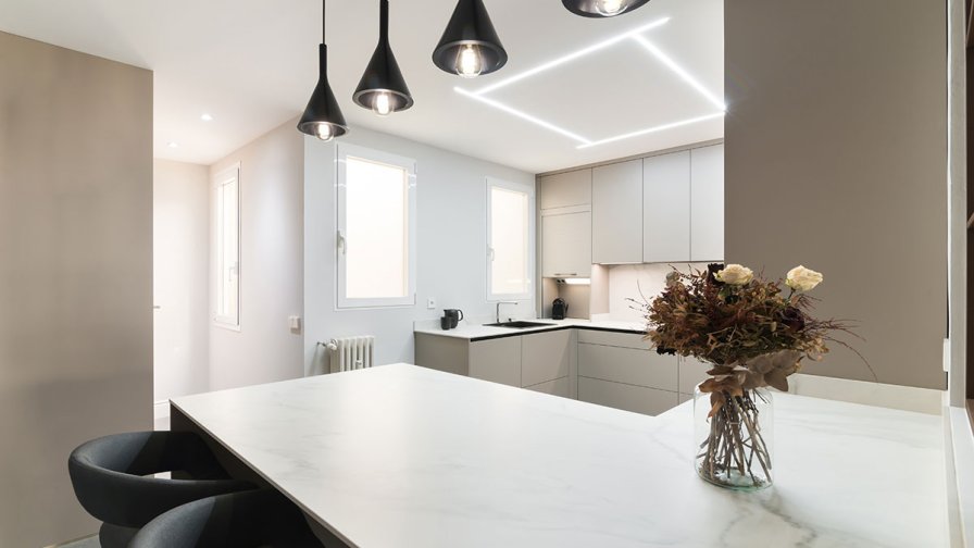 Cocina con península color Gris Bruma