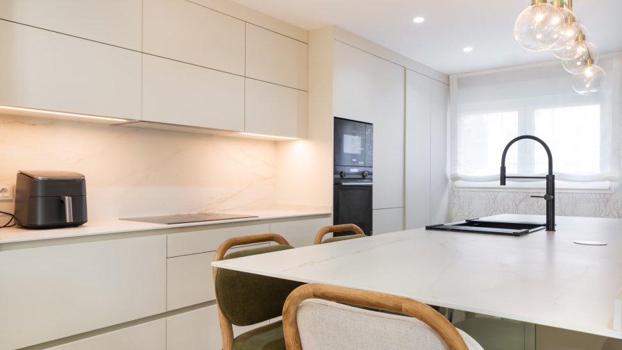 Una cocina abierta donde la luz y la funcionalidad se encuentran