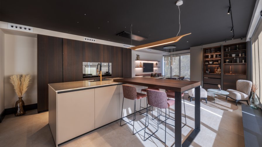 Cocina con isla y zona de descanso