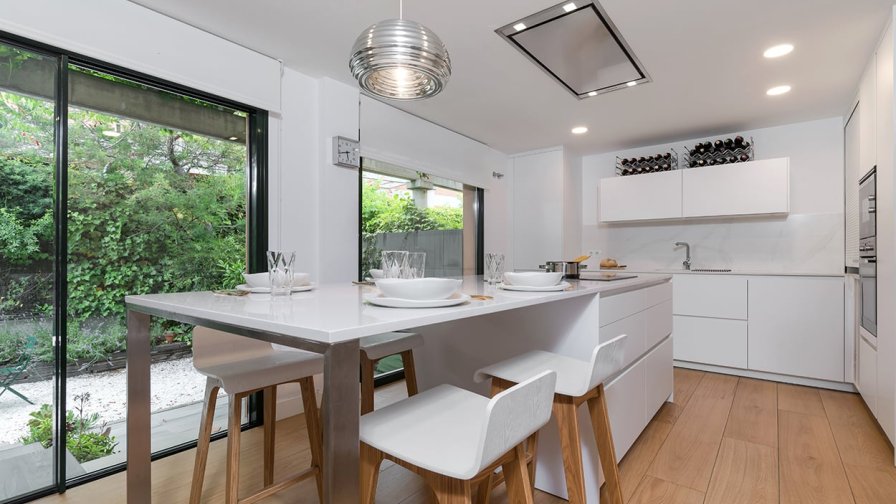 Cocina en color blanco con isla