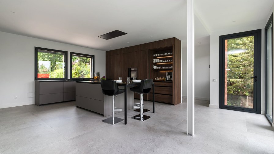 Cocina Santos Plataforma A y E en Gris Visón Seda y Nogal Tierra con isla central