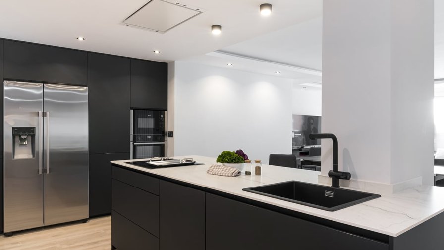 Cocina Negra Abierta al Salón