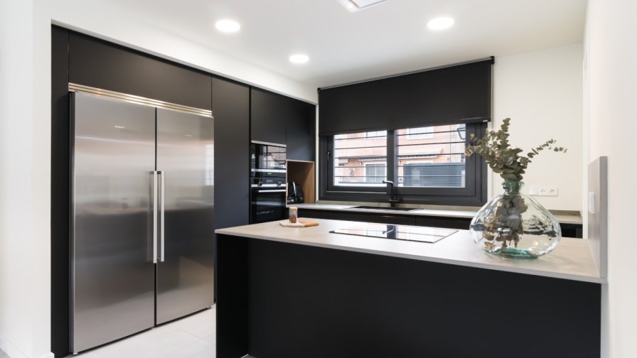 Cocina negra con península