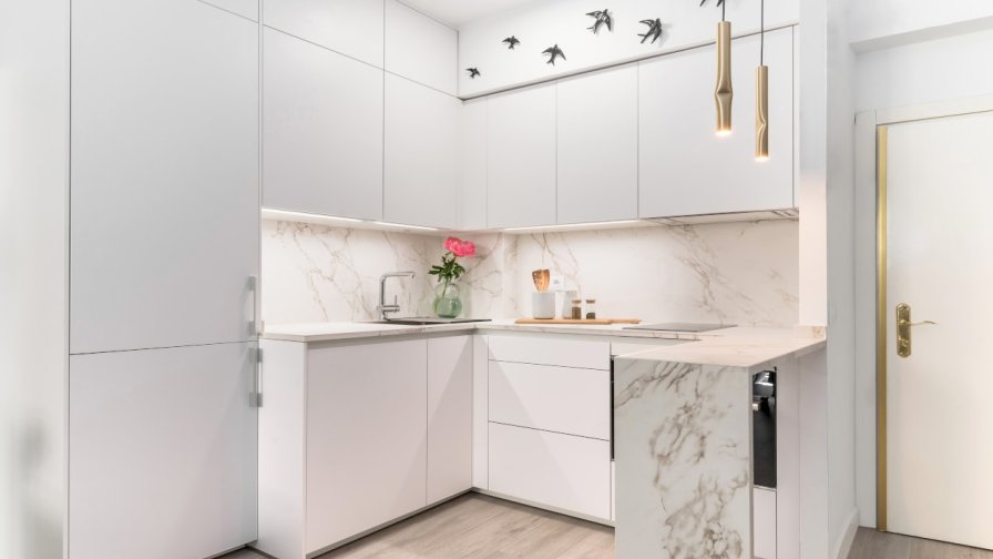 Cocina Santos blanca con barra y encimera Dekton