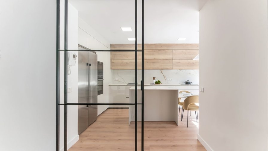 Cocina Santos semi abierta al salón en color blanco con isla