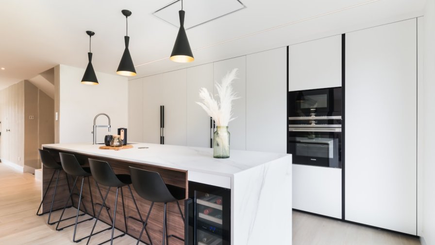 Cocina Santos blanca frente columnas