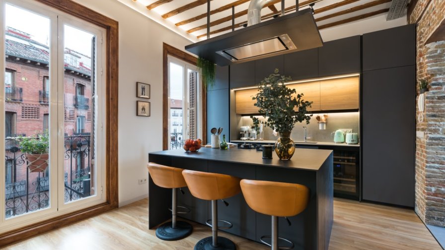 Cocina Santos gris con isla abierta al salón