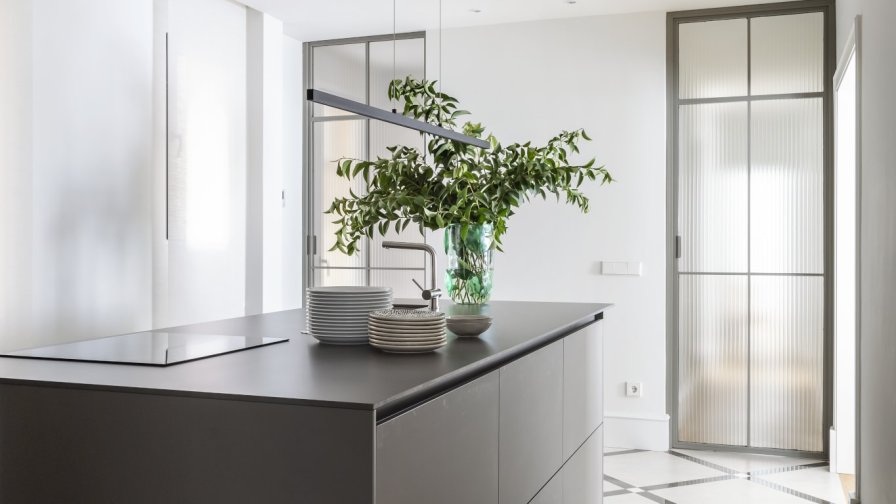 Cocina Santos Serie Fine en Gris Visón con isla central y encimera Silk de Inalco