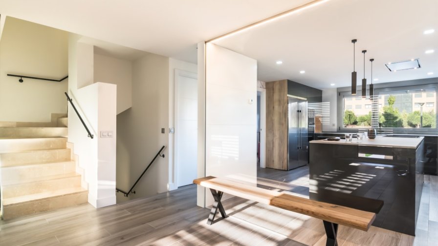 Cocina Santos negra con isla Silestone