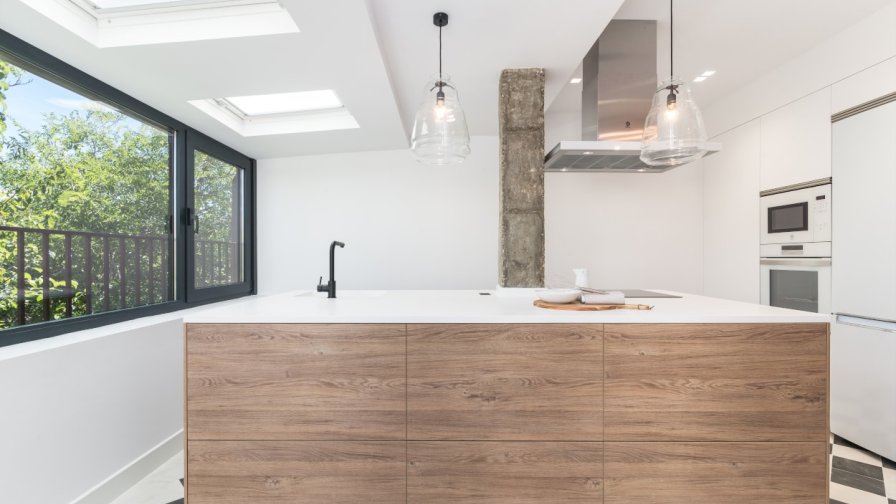 Gran isla con muebles bajos en roble