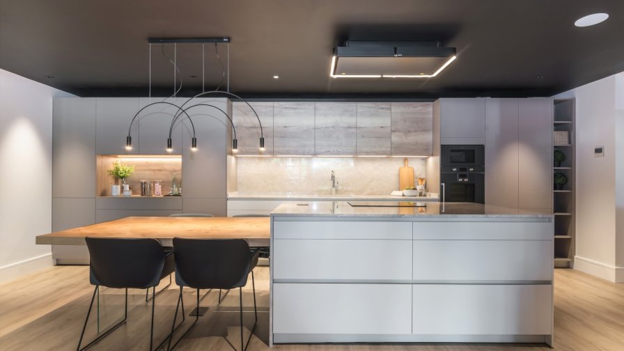 Cocina Santos blanca y encimera de Levantina con isla y extensión mesa