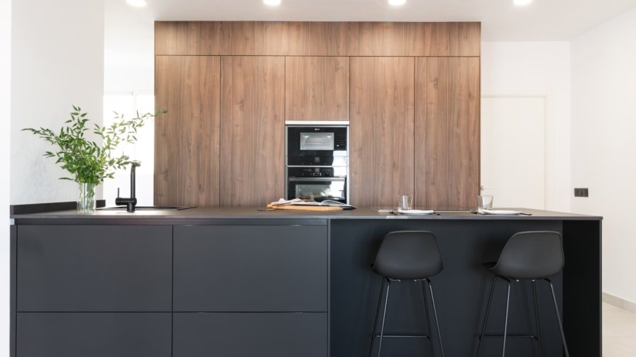 Isla negra con zona barra