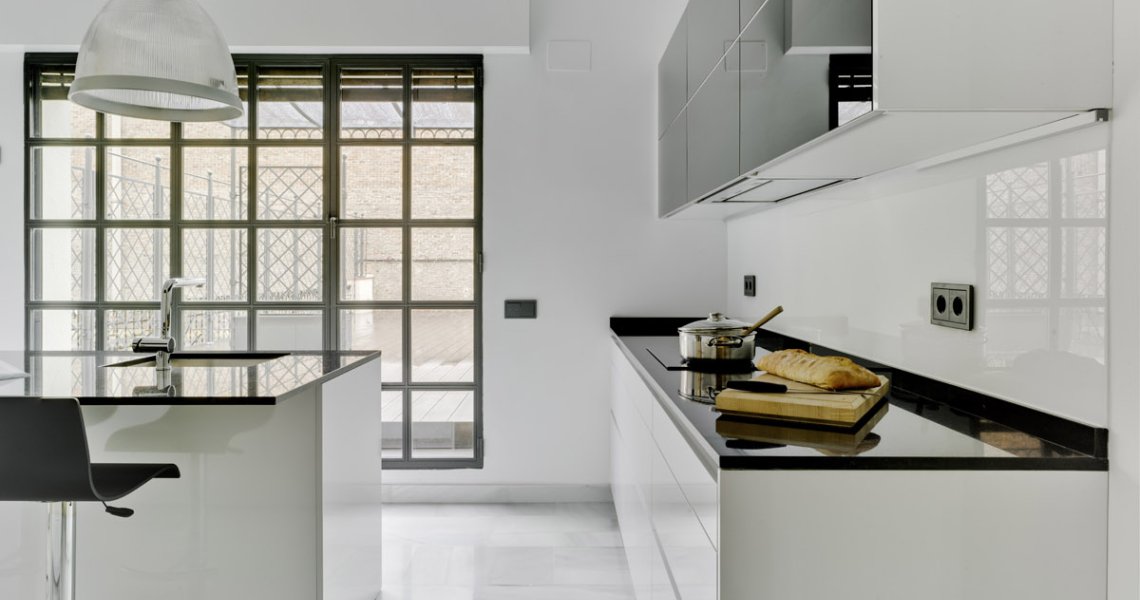 Cocina de lujo en blanco y negro de Santos Cocinas