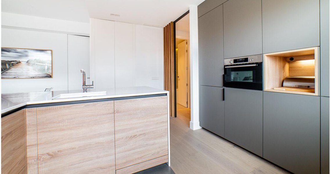 Cocina de diseño moderno en blanco y madera- DOCRYS & DC