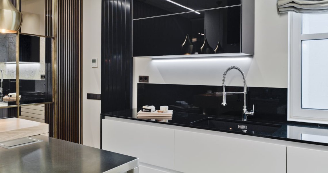 Cocina de diseño moderno y lujo en L en Madrid