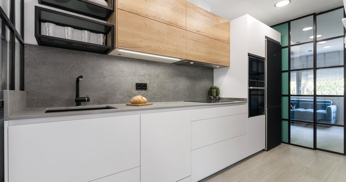 Cocina Moderna en Color Blanco y Roble con Muebles de Cocina Santos