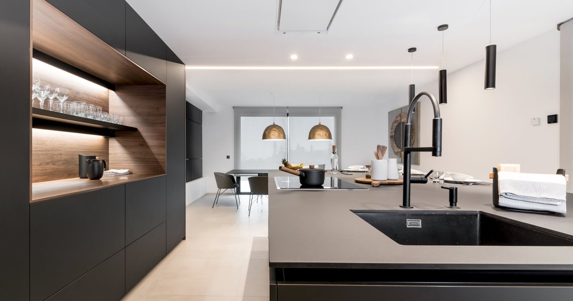 Cocina Santos negra y nogal con isla abierta al salón | Docrys & DC