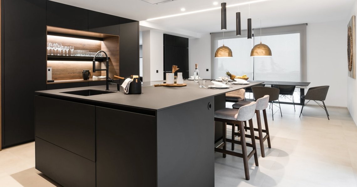 Cocina Santos negra y nogal con isla abierta al salón | Docrys & DC