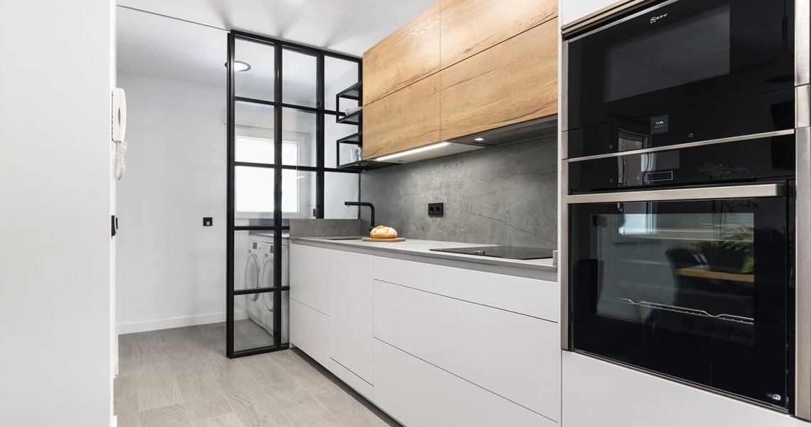 Cocina Moderna en Color Blanco y Roble con Muebles de Cocina Santos