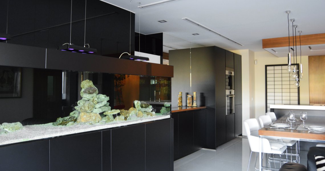 Cocina en negro mate y toques de madera | Docrys & DC