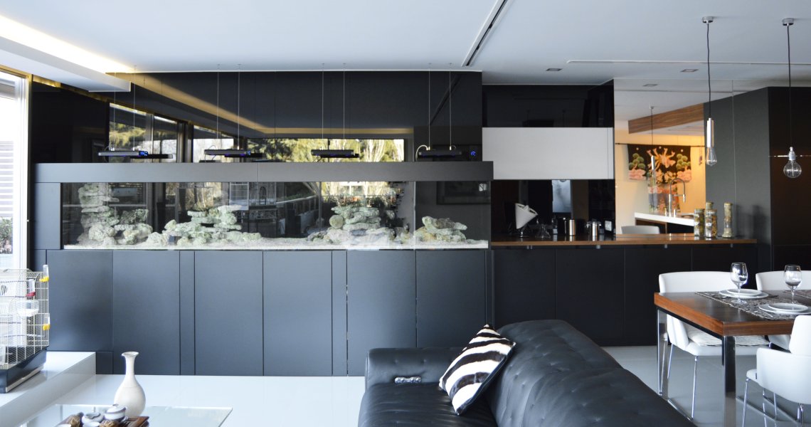 Cocina en negro mate y toques de madera | Docrys & DC