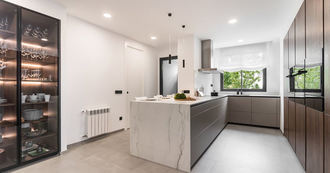 Cocina Santos en forma de U con vitrinas | Docrys & DC