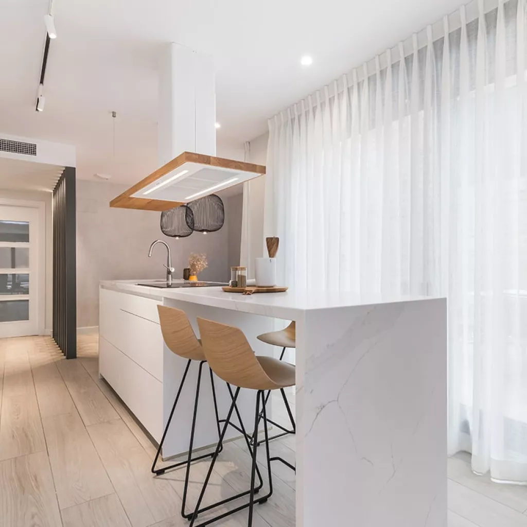 Diseño cocina blanca con isla