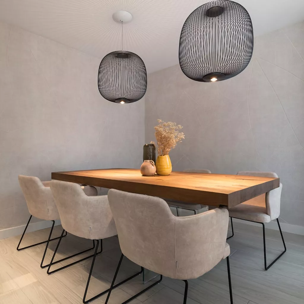 Mesa comedor Lago, sillas Doos e iluminación Foscarini