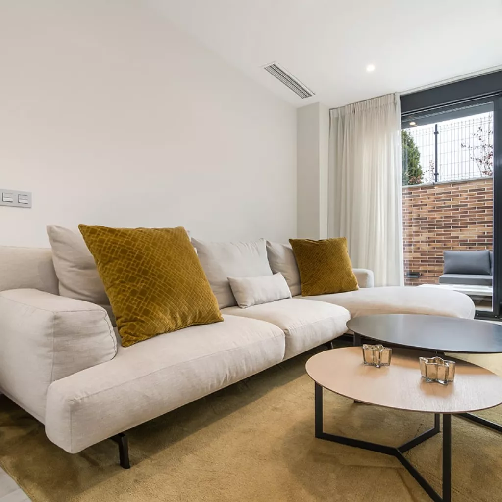 Sofá MC y mesas bajas Treku