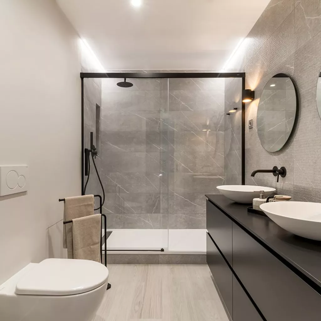 Cuarto de baño con dos lavabos