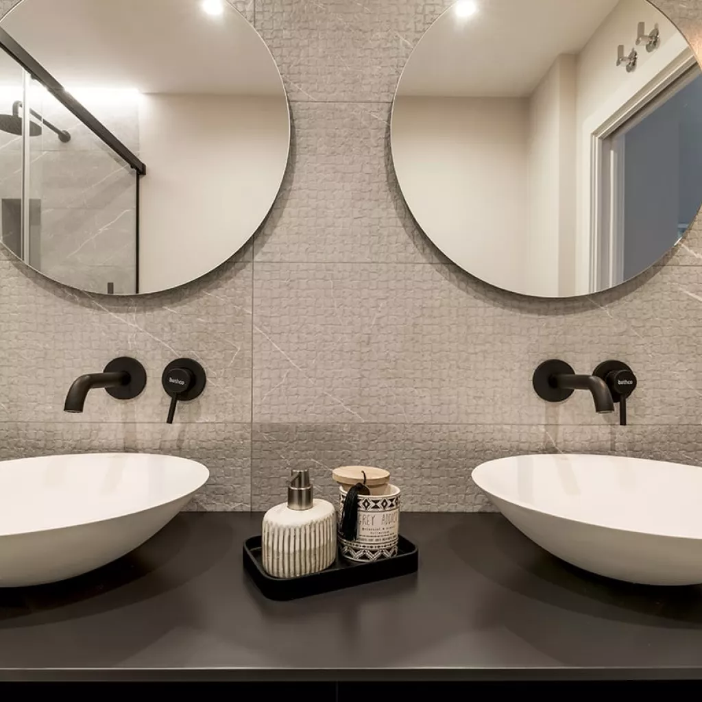 Lavabos en blanco con grifería en negro