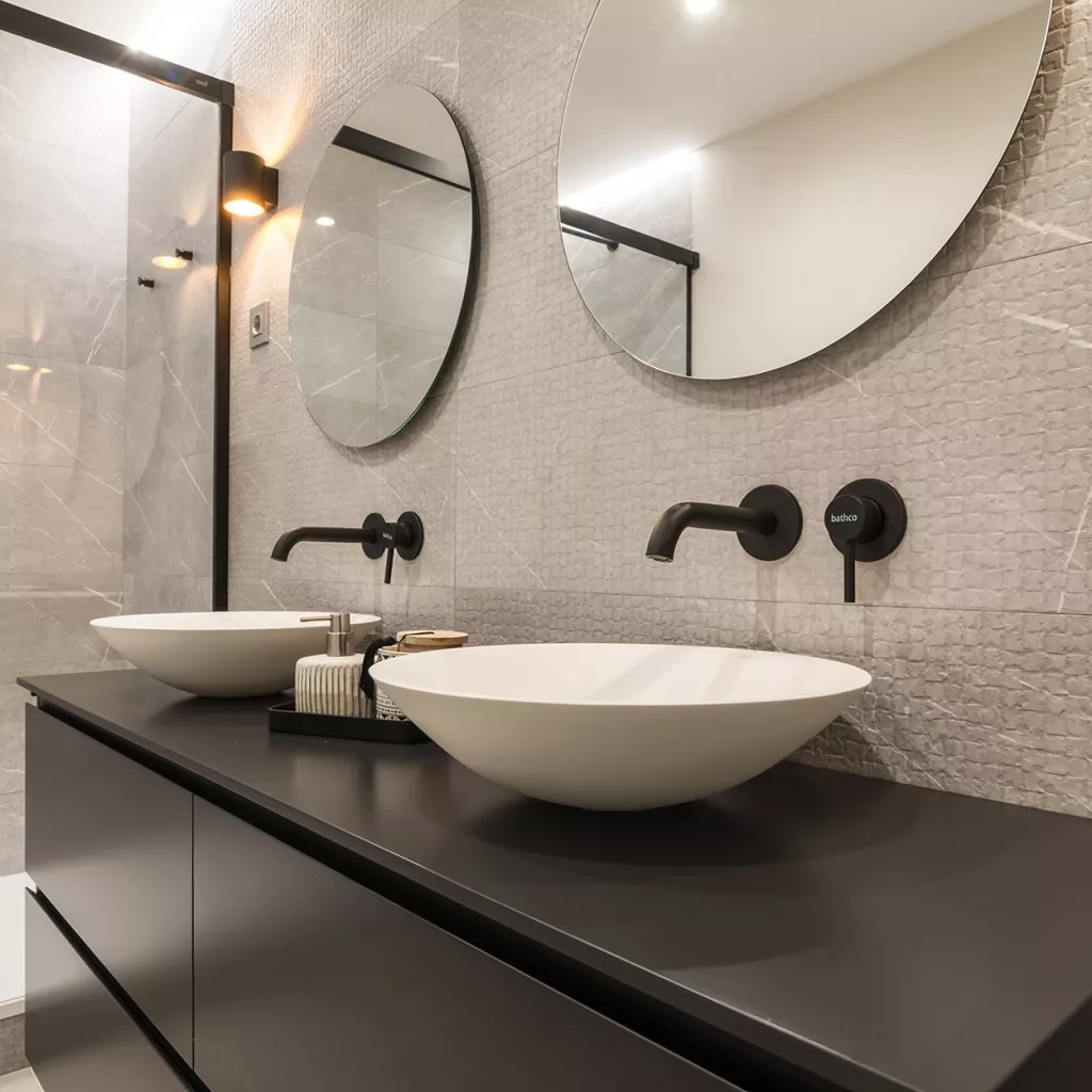 mueble de Codis con dos lavabos de Bathco en blanco