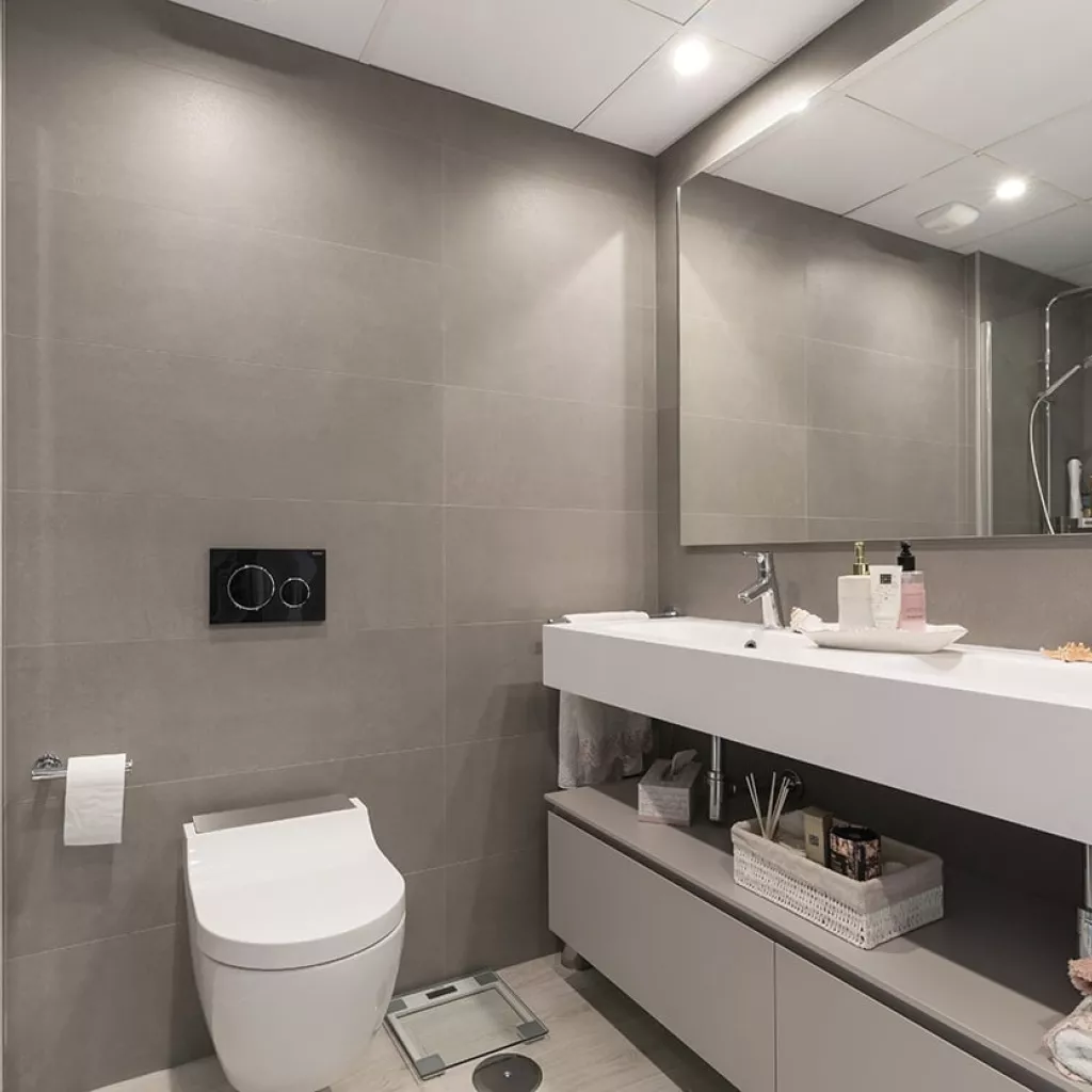 Diseño baño en tonos blancos y grises