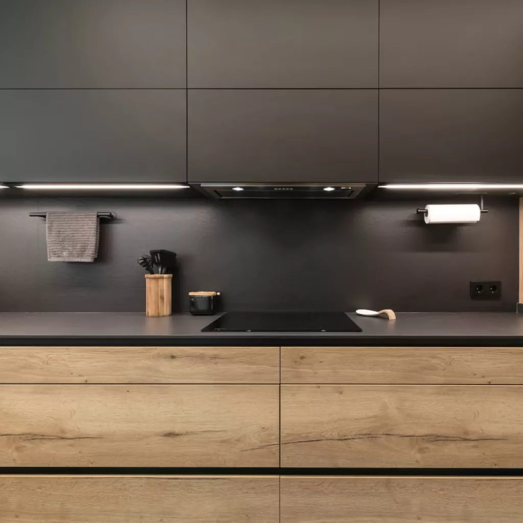 Cocina frente muebles bajos en roble y muebles altos en negro