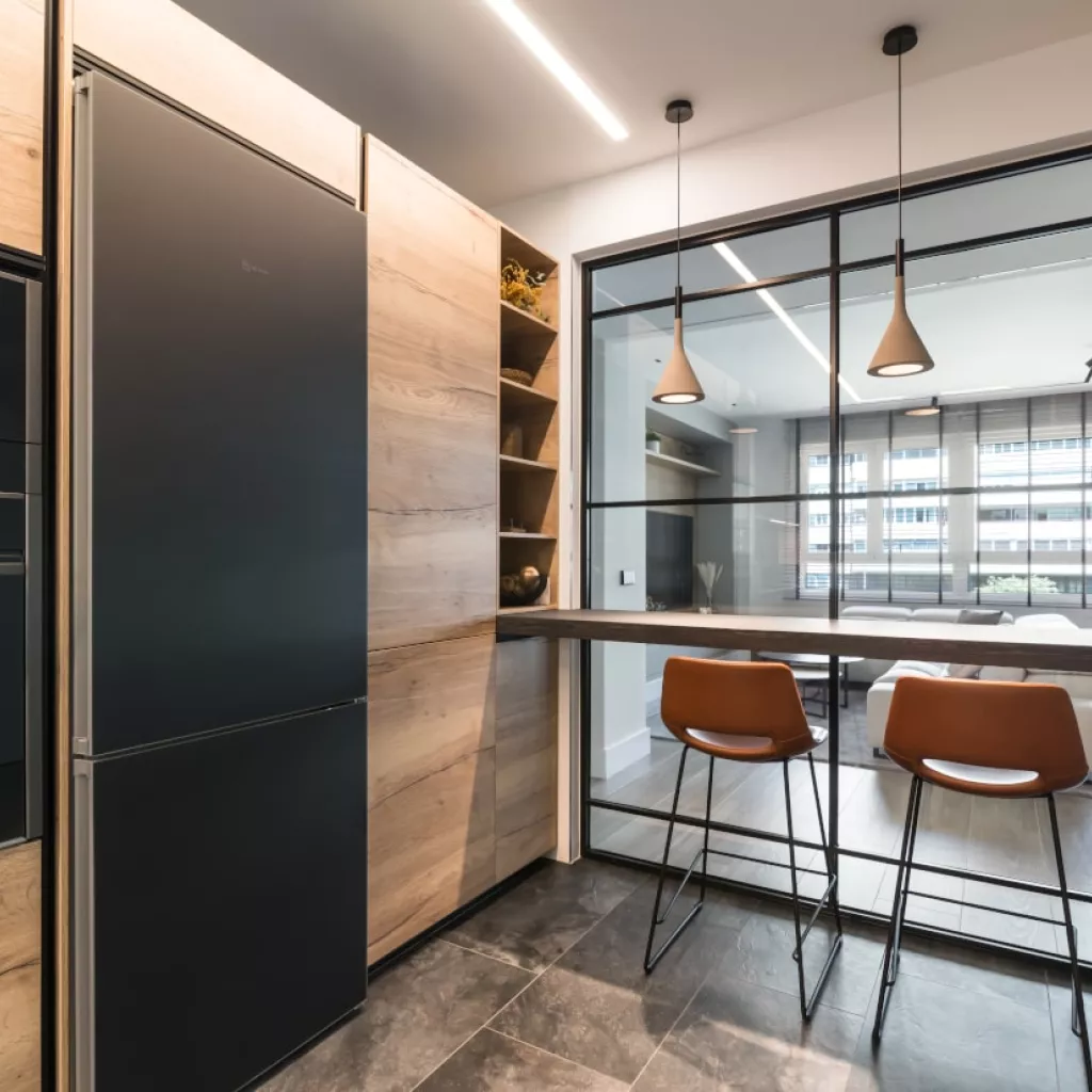 Cocina frente muebles columnas