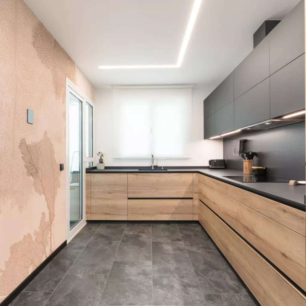 Cocina Santos roble y pared con papel pintado