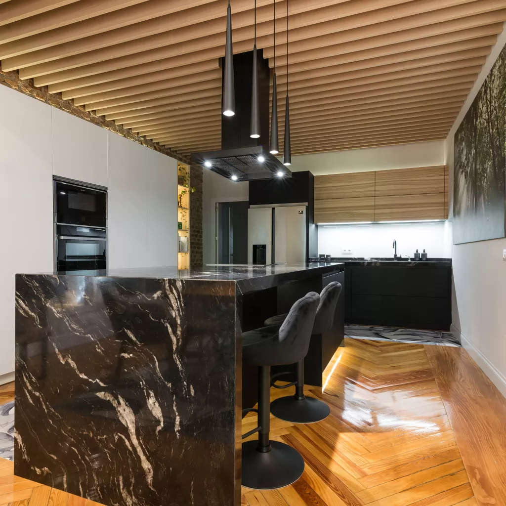 isla en cocina santos con techo madera