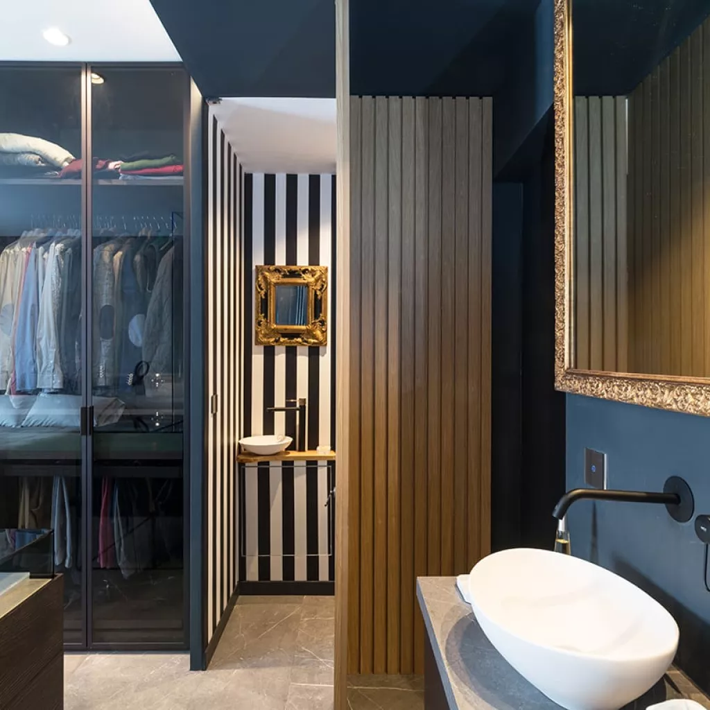 Dormitorio con baño y vestidor integrado