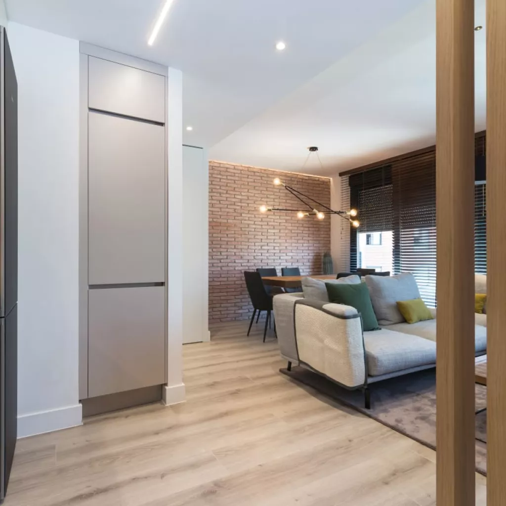 Vista desde cocina a salón comedor