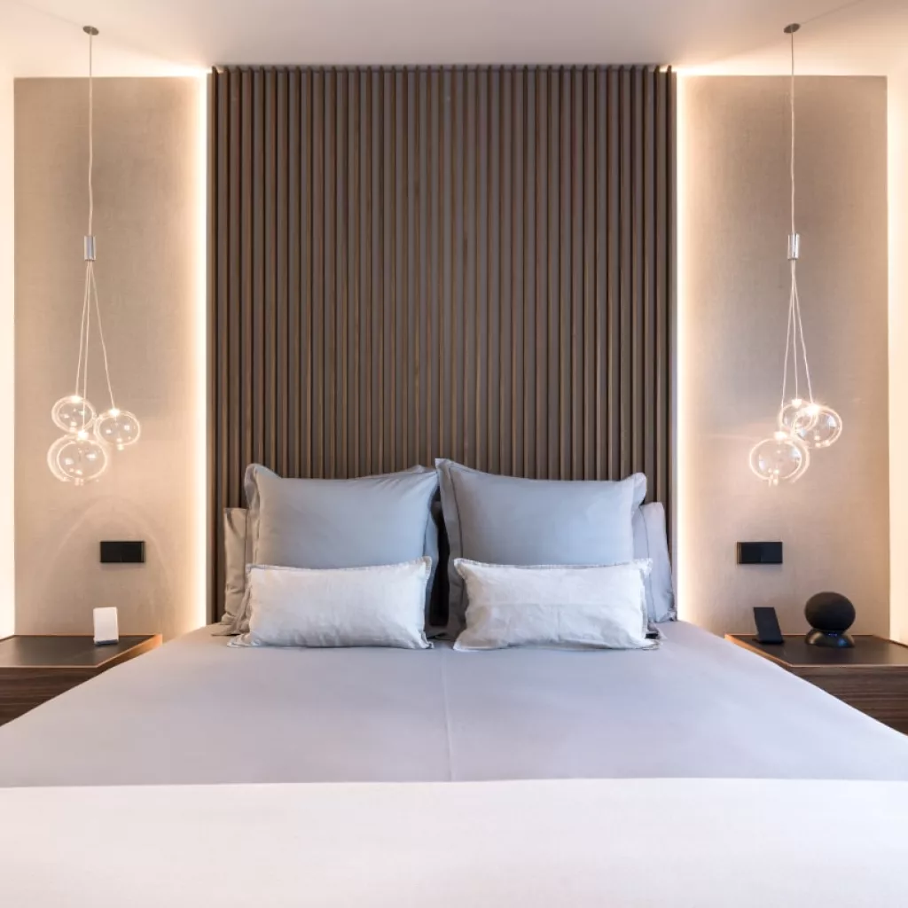 Dormitorio cabecero Emede y lámpara Lodes