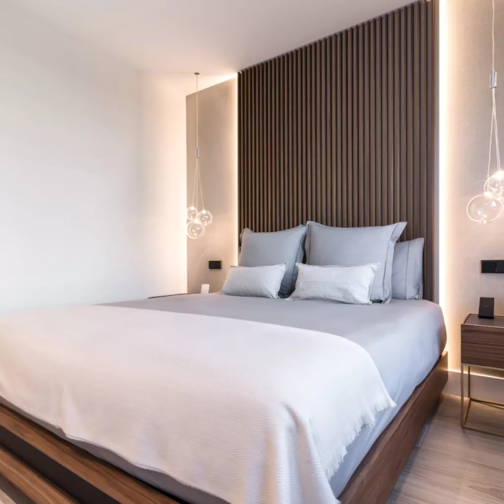 Dormitorio con cabecero y mesillas Emede