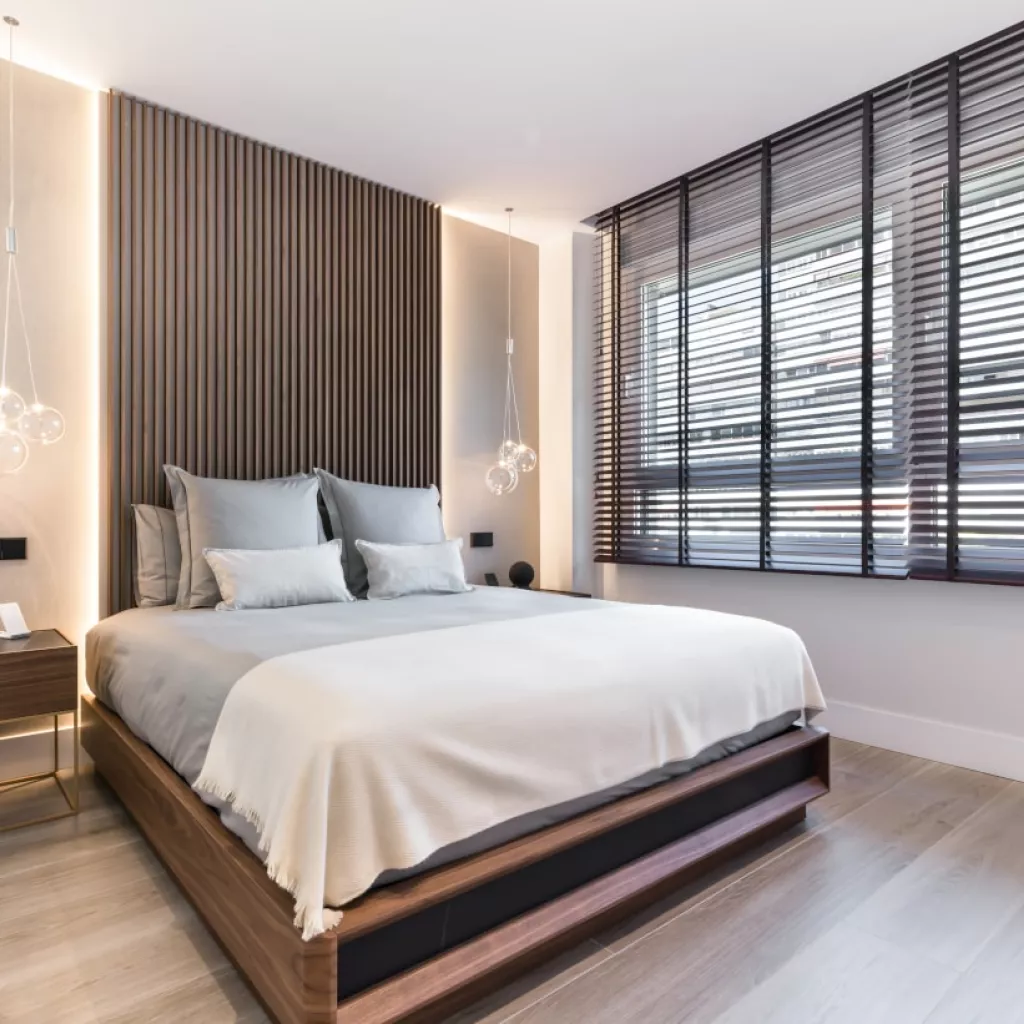 Dormitorio con venecianas Cortidecor