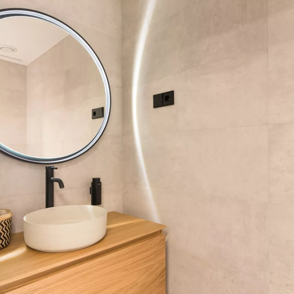 Espejo baño iluminación encendida