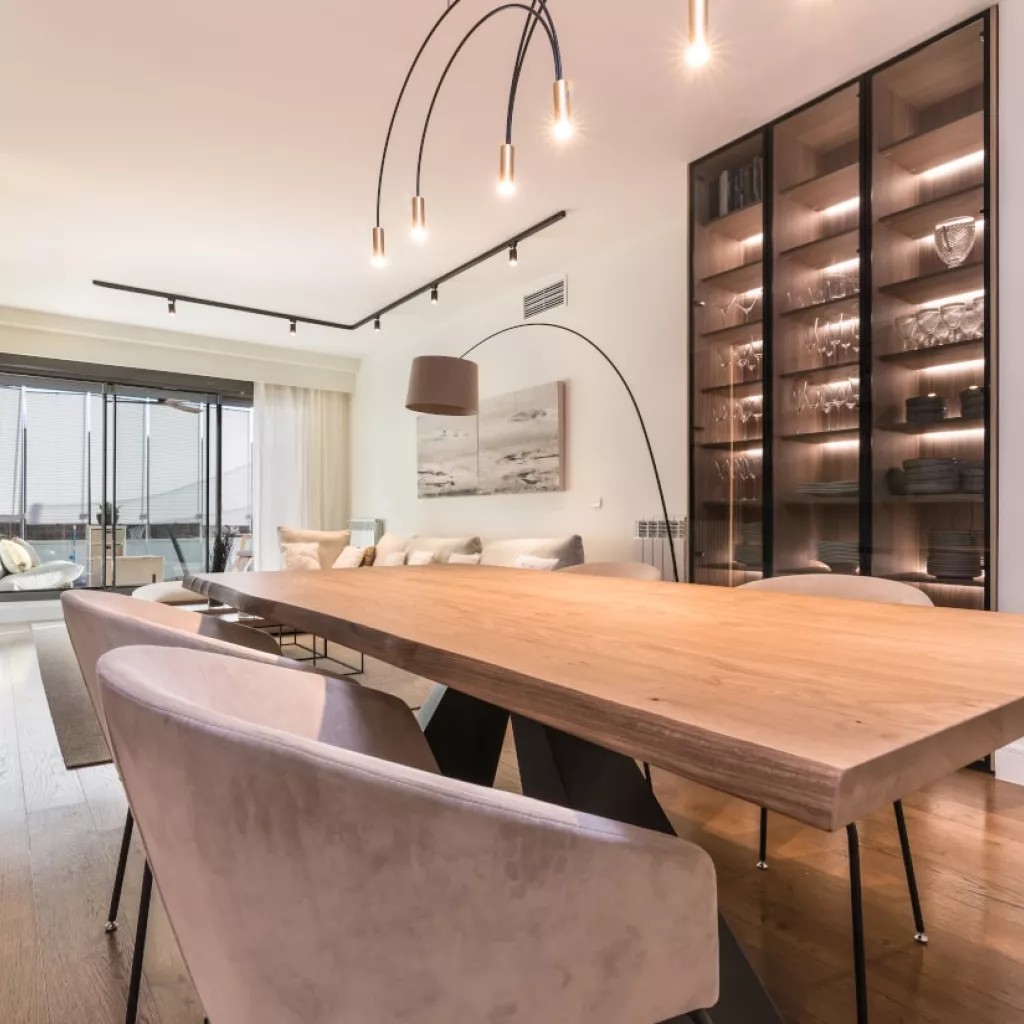 Proyecto decoración salón comedor, mesa madera maciza Cattelan