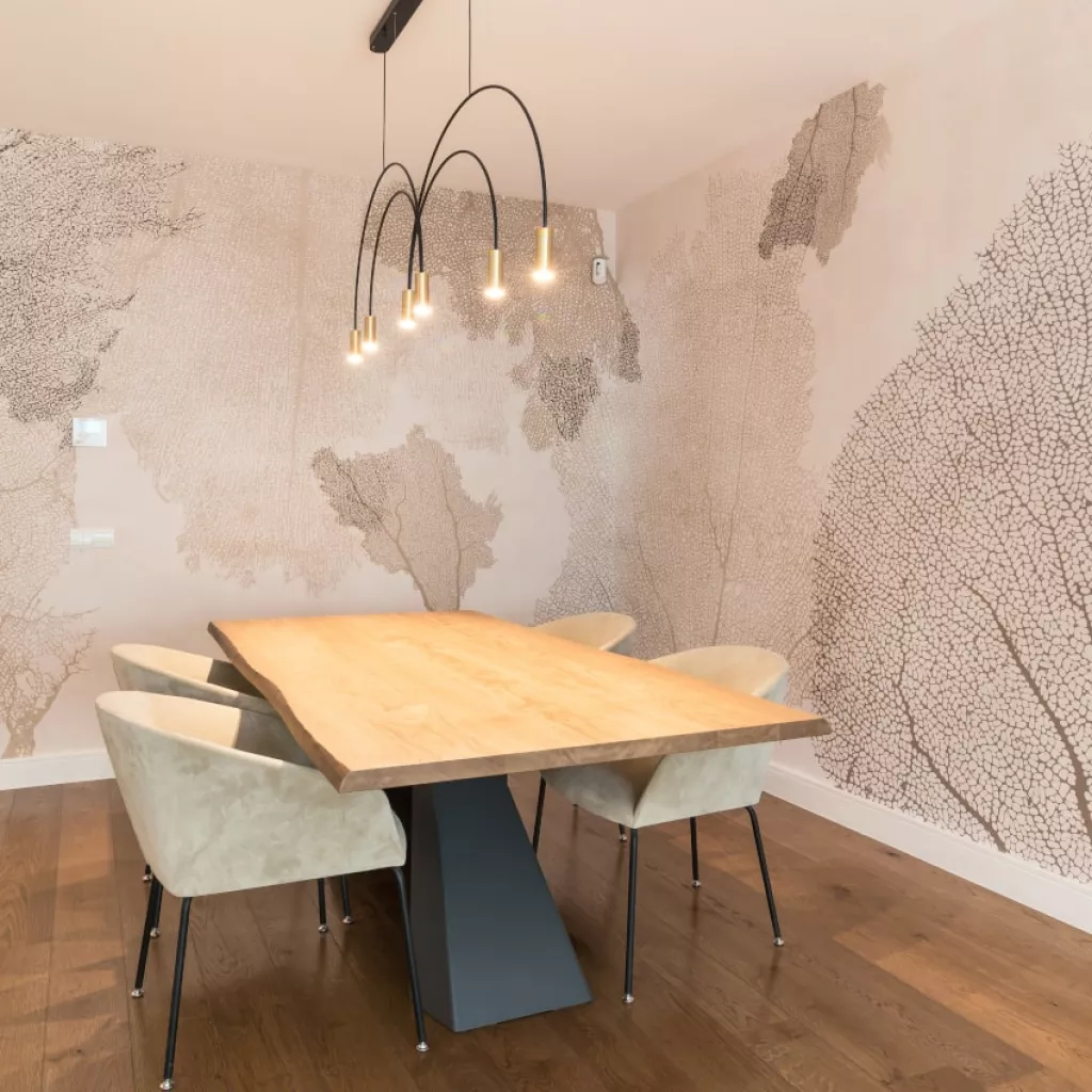 Comedor con mesa Cattelan y papel pintado Glamora