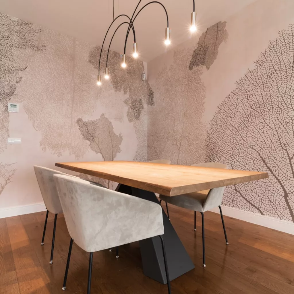 Pared de comedor con papel pintado de Glamora