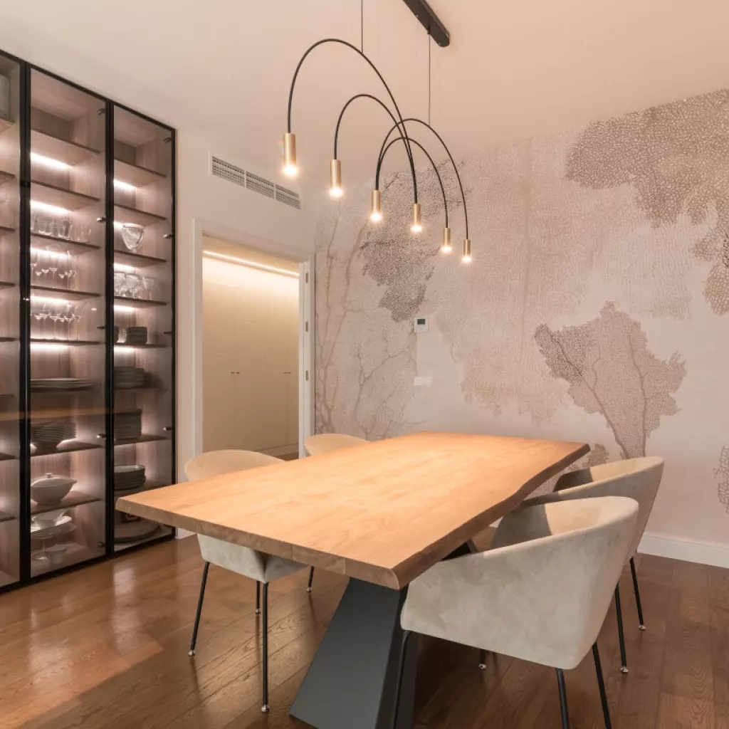 Vitrinas Santos, mesa Cattelan y sillas Capdell