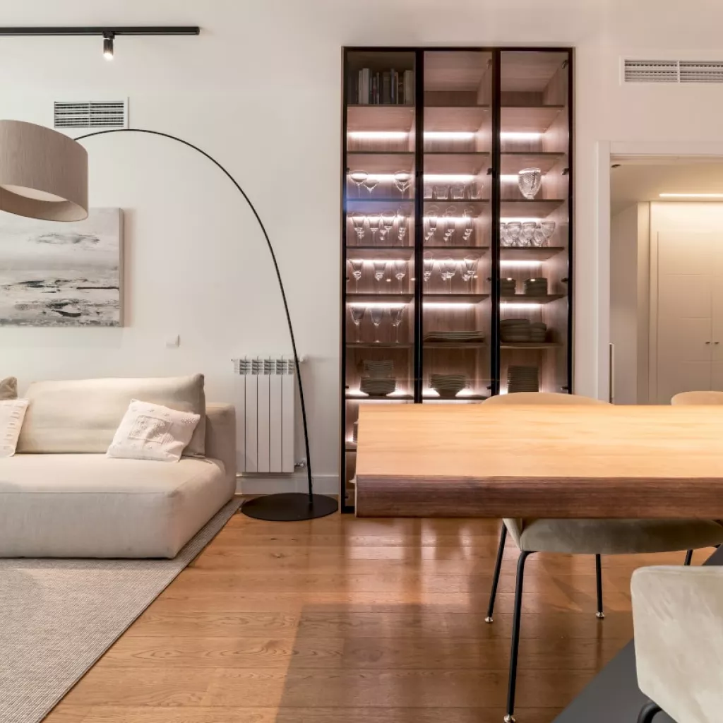 Proyecto decoración salón comedor con vitrina Santos